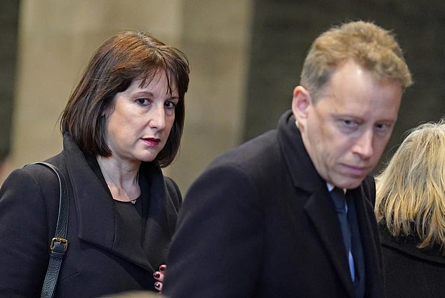 Humilhação para Rachel Reeves ao admitir que SABIA que precisava Rachel Reeves, fotografada com o marido Nicholas Joicey, estava na corda bamba com pedidos para que ela fosse demitida após um dia extraordinário de declarações contraditórias