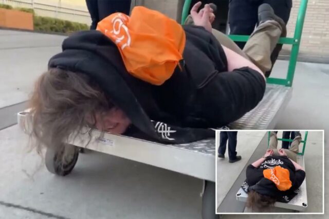 Gelo postou o clipe do indivíduo com o rosto em um capuz deitado de bruços no carrinho com as mãos algemadas atrás das costas enquanto cuspia e range os dentes, adicionando a legenda 