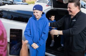 Igreja de Minnesota de 12 anos que captura mulher alvo deixa centro de saúde Sophia Forchas e seu pai, Tom Forchas, deixam o Hennepin County Medical Center AP