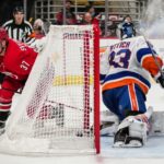 Andrei Svechnikov marca um gol em David Rittich durante o terceiro período da derrota dos Islanders por 6 a 2 para os Hurricanes em 30 de outubro de 2025.