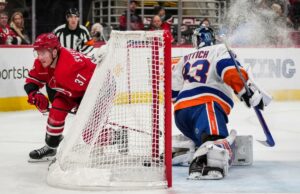 Ilhéus atingidos por furacões após a substituição de Mathew Barzal Andrei Svechnikov marca um gol em David Rittich durante o terceiro período da derrota dos Islanders por 6 a 2 para os Hurricanes em 30 de outubro de 2025.