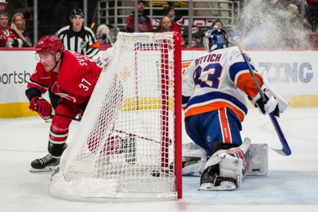Ilhéus atingidos por furacões após a substituição de Mathew Barzal Andrei Svechnikov marca um gol em David Rittich durante o terceiro período da derrota dos Islanders por 6 a 2 para os Hurricanes em 30 de outubro de 2025.