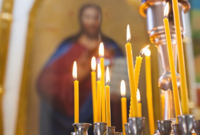 Imagem de Jesus permanece “intacta” enquanto o fogo destrói a igreja 

