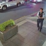 Uma janela quebrada no interior de Sydney após um suposto tiroteio