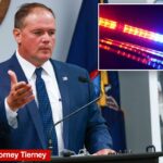 Luzes de emergência do carro da polícia piscando em vermelho e azul.