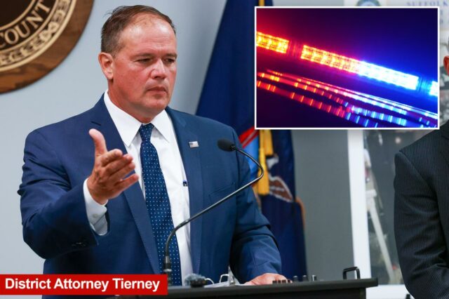 Imigrante acusado de matar pedestre em Long Island em tragédia Luzes de emergência do carro da polícia piscando em vermelho e azul.