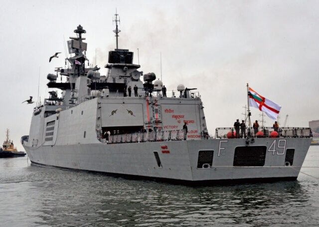 Índia envia navio de guerra para a porta da China 

