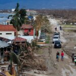Moradores se reúnem em meio aos escombros após o furacão Melissa em uma rua em Black River, Jamaica, na quinta-feira. -Matías Delacroix/AP