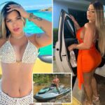 Izabela Paiva em um barco com ilhas tropicais ao fundo.