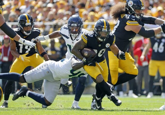 Pittsburgh Steelers correndo Back Jaylen Warren