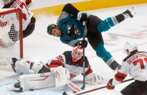 Início rápido e goleiro constante impulsionam Sharks à primeira vitória em casa da temporada Início rápido e goleiro constante impulsionam Sharks à primeira vitória em casa da temporada