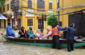 Inundações fatais danificam a maior parte do Vietname, eliminando um mínimo de 10 Yahoo news home