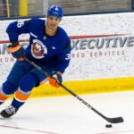 Isaiah George patina com o disco durante o treino dos Islanders em 18 de setembro de 2025.