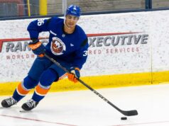 Isaiah George enviado para AHL como última versão dos Islanders Isaiah George patina com o disco durante o treino dos Islanders em 18 de setembro de 2025.