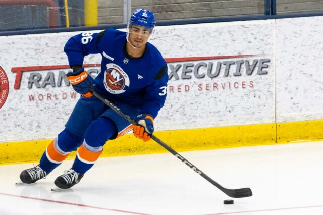 Isaiah George patina com o disco durante o treino dos Islanders em 18 de setembro de 2025. 