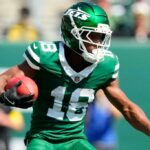 O wide receiver do New York Jets, Isaiah Williams (18), carrega a bola.