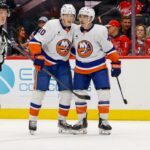 Jean-Gabriel Pageau #44 e Simon Holmstrom #10 do New York Islanders comemoram um gol no segundo período durante um jogo contra o Washington Capitals na Capital One Arena em 31 de outubro de 2025 em Washington, DC