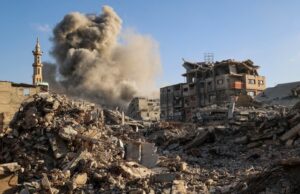 Israel ataca Gaza e ordena parar para ajudar após acusar o Hamas de quebrar o cessar-fogo Amigos e parentes lamentam o corpo amortalhado de um homem morto em um ataque israelense no centro da Faixa de Gaza no domingo. - Bashar Taleb/AFP/Getty Images