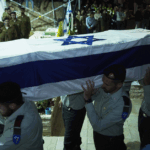 Israel e Hamas trocam de corpo após erro de 'reféns' ameaçar a paz
