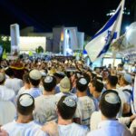 Israel recebeu um caixão contendo o corpo de um refém falecido, informou o gabinete do primeiro-ministro em comunicado na sexta-feira. Nesta foto de 14 de outubro, pessoas comemoraram na Praça dos Reféns de Tel Aviv após o anúncio de que os corpos de quatro reféns israelenses seriam libertados.