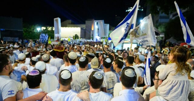 Israel recebeu um caixão contendo o corpo de um refém falecido, informou o gabinete do primeiro-ministro em comunicado na sexta-feira. Nesta foto de 14 de outubro, pessoas comemoraram na Praça dos Reféns de Tel Aviv após o anúncio de que os corpos de quatro reféns israelenses seriam libertados.