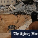Um homem atira para o alto durante o funeral de palestinos mortos por fogo israelense, em Deir al-Balah, Gaza, no domingo.
