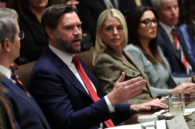 JD Vance afirma que 'cortes muito mais profundos' são viáveis ​​em meio ao fechamento do governo federal 

