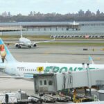 Aviões na pista do Aeroporto LaGuardia, com um