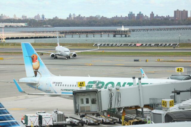 JFK forçou a aterrissar todos os aviões devido a ventos Aviões na pista do Aeroporto LaGuardia, com um