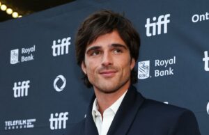 Jacob Elordi Open sobre ‘níveis de Wuthering’ em meio à reação de elenco O diretor de Wuthering Heights diz que Jacob Elordi se parece exatamente com a ilustração de Heathcliff defende o elenco 001