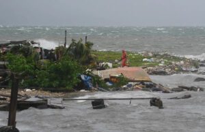 Jamaica proclama calamidade como ilha de devastação ‘Sinistra Melissa’ epa12488824 Pessoas se protegem da chuva em Santiago de Cuba, Cuba, 28 de outubro de 2025. O Instituto de Meteorologia de Cuba (Insmet) prevê que Melissa atingirá a ponta leste da ilha como um furacão “extremamente perigoso”, prevendo uma categoria 4 (de 5) na escala Saffir-Simpson. EPA/Ernesto Mastrascusa