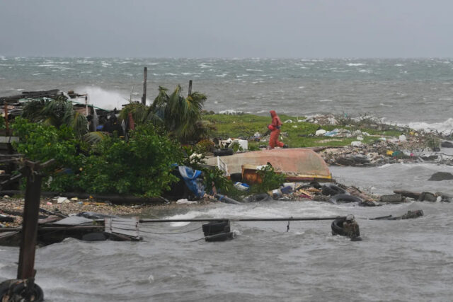 Jamaica proclama calamidade como ilha de devastação 'Sinistra Melissa' epa12488824 Pessoas se protegem da chuva em Santiago de Cuba, Cuba, 28 de outubro de 2025. O Instituto de Meteorologia de Cuba (Insmet) prevê que Melissa atingirá a ponta leste da ilha como um furacão “extremamente perigoso”, prevendo uma categoria 4 (de 5) na escala Saffir-Simpson. EPA/Ernesto Mastrascusa