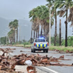 Jamaicanos verificam após tufão causar danos, inundações e cortes de energia