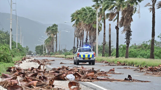 Jamaicanos verificam após tufão causar danos, inundações e cortes de Jamaicanos verificam após tufão causar danos, inundações e cortes de energia