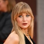 Jennifer Lawrence mostra suas curvas em um vestido frente única com barra lateral na estreia de 'Die, My Love'