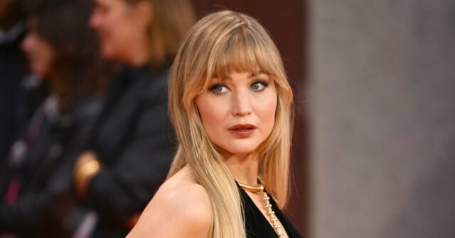 Jennifer Lawrence mostra suas curvas em um vestido frente única com barra lateral na estreia de 'Die, My Love'