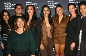 Jessica Alba e Danny Ramirez apresentam -se no Red Rug com amigos Jessica Alba está vendo Danny Ramirez