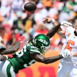Leonard Taylor III, pressionando Baker Mayfield durante a derrota dos Jets na semana 3 para os Buccaneers, foi dispensado pela equipe em 14 de outubro de 2025.
