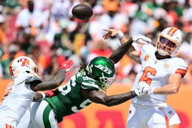 Leonard Taylor III, pressionando Baker Mayfield durante a derrota dos Jets na semana 3 para os Buccaneers, foi dispensado pela equipe em 14 de outubro de 2025.