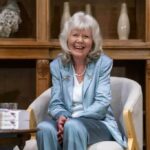 Jilly Cooper, autora britânica de romances risqués mais vendidos, mortos aos 88