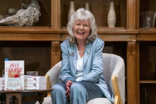 Jilly Cooper, autora britânica de romances risqués mais vendidos, mortos aos 88


