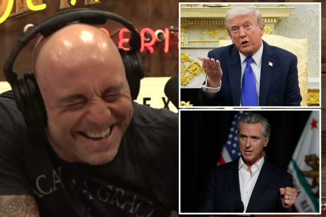 Joe Rogan rindo com fones de ouvido e um microfone na frente dele, com 