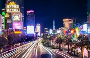 Jogador de pôquer acusado de administrar um bordel ilegal na comunidade de Las Las Vega Imagem da faixa de Las Vegas. Bing Du, um jogador altamente cotado no circuito de pôquer, foi acusado de operar um suposto bordel ilícito em uma casa em Las Vegas.