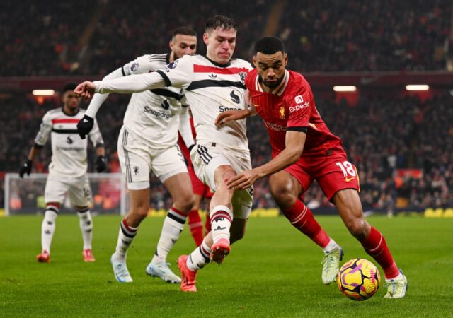 Cody Gakpo jogando contra o Manchester United