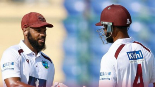 John Campbell, os cinquenta anos de Shai Hope, ajudam Windies a publicar 173 em Stumps no dia 3 

