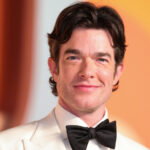 John Mulaney sobre seu anúncio de cerveja sem álcool e o que ele gosta em relação à sobriedade: 'Eles vão levar você muito mais a sério no médico'