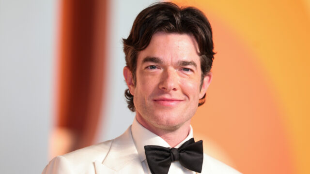 John Mulaney sobre seu anúncio de cerveja sem álcool e o que ele gosta em relação à sobriedade: 'Eles vão levar você muito mais a sério no médico' 


