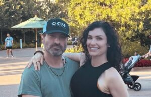 Johnny Galecki compartilha foto rara com esposa e filhos na Disney World Recurso de histórico de namoro do elenco da Teoria do Big Bang