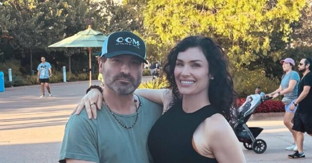 Johnny Galecki compartilha foto rara com esposa e filhos na Recurso de histórico de namoro do elenco da Teoria do Big Bang