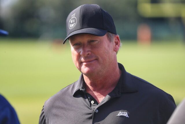 Jon Gruden tem cautela com os Packers antes do videogame Aaron Rodgers prepares to face off against his former team - the Green Bay Packers.